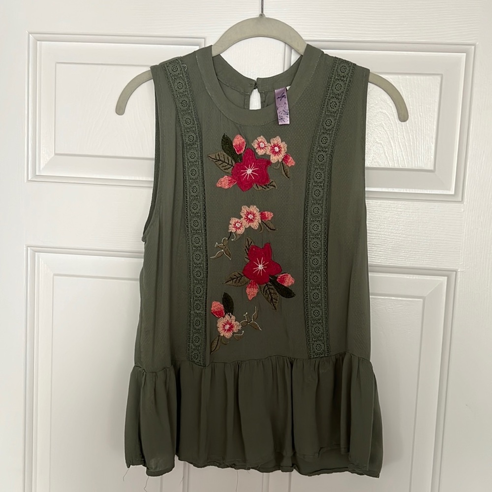 Boho tank-top with flower details